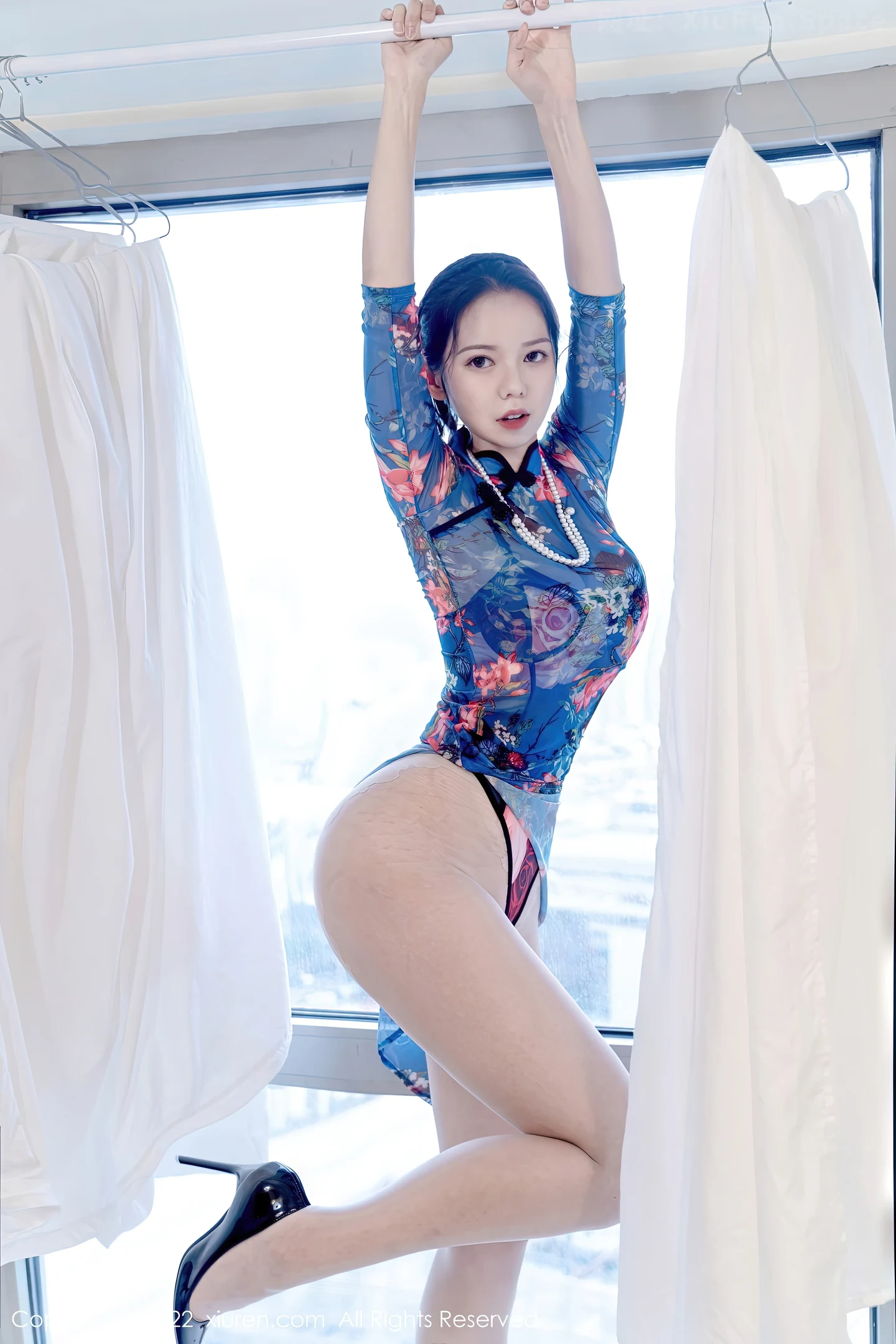 图片[4]-[XiuRen秀人网] VOL.5819 模特大美妞儿私房半脱薄透旗袍露性感内衣配蕾丝肉袜诱惑写真63P-秀人网官方网站